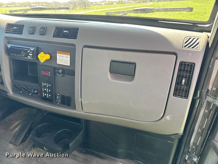 image for item EH5429 2016 Peterbilt 337 box truck