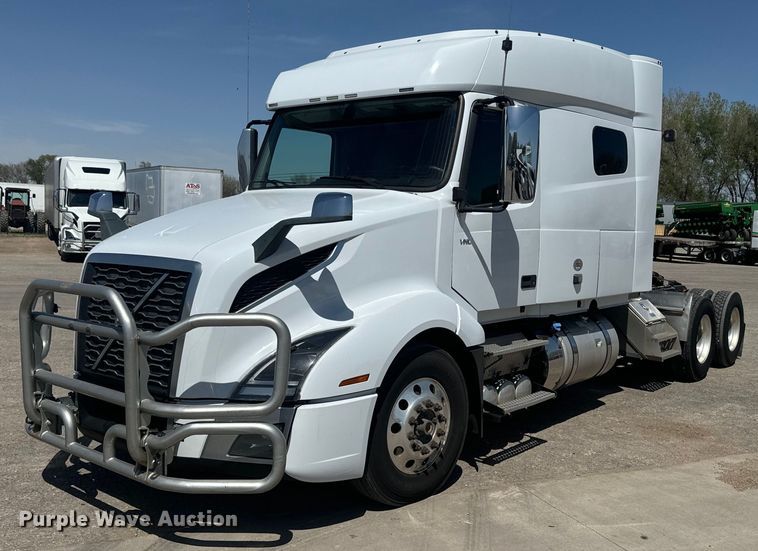 image for item EH5475 2019 Volvo VNL semi truck
