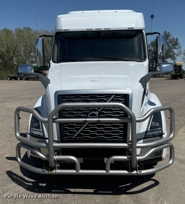image for item EH5475 2019 Volvo VNL semi truck