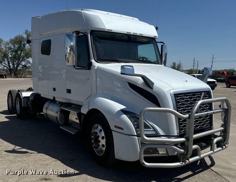 image for item EH5475 2019 Volvo VNL semi truck