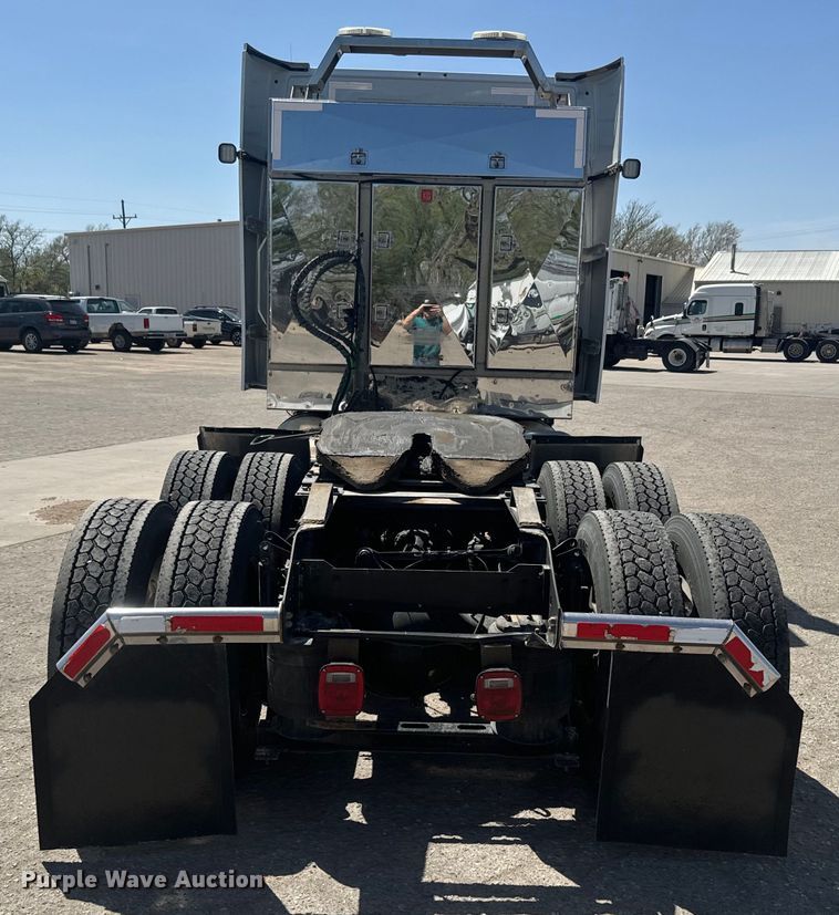 image for item EH5475 2019 Volvo VNL semi truck