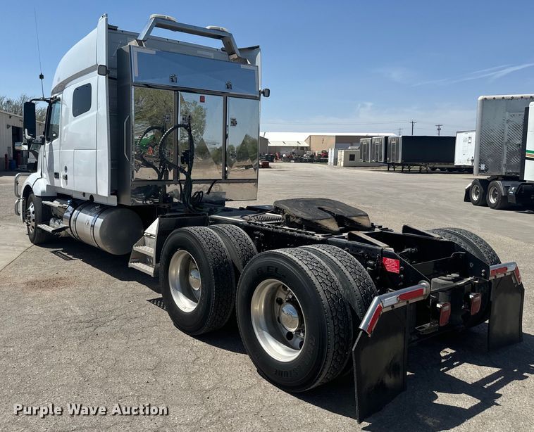 image for item EH5475 2019 Volvo VNL semi truck