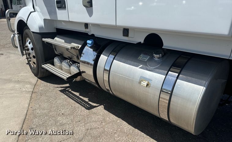 image for item EH5475 2019 Volvo VNL semi truck