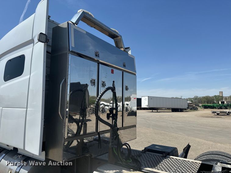 image for item EH5475 2019 Volvo VNL semi truck