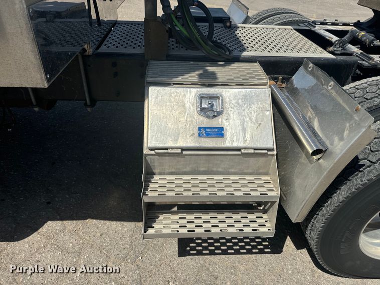 image for item EH5475 2019 Volvo VNL semi truck