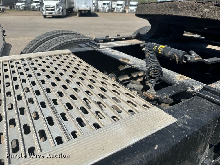 image for item EH5475 2019 Volvo VNL semi truck