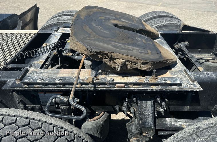 image for item EH5475 2019 Volvo VNL semi truck