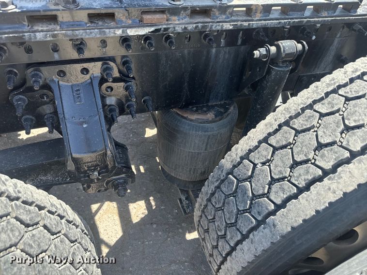 image for item EH5475 2019 Volvo VNL semi truck