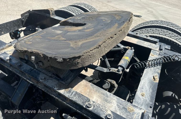 image for item EH5475 2019 Volvo VNL semi truck