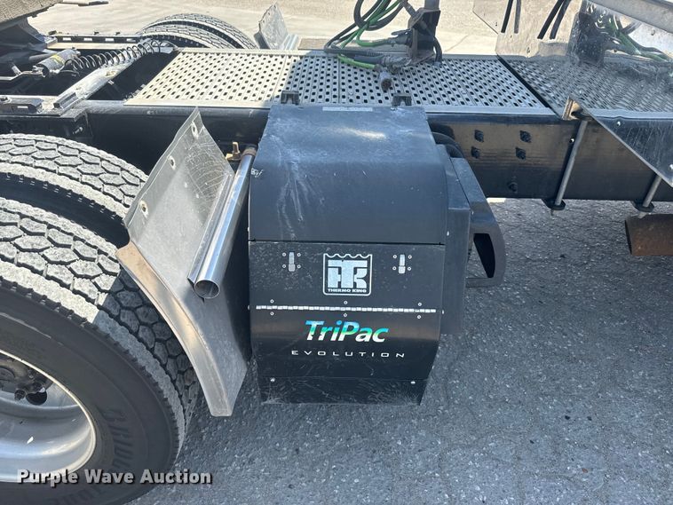 image for item EH5475 2019 Volvo VNL semi truck