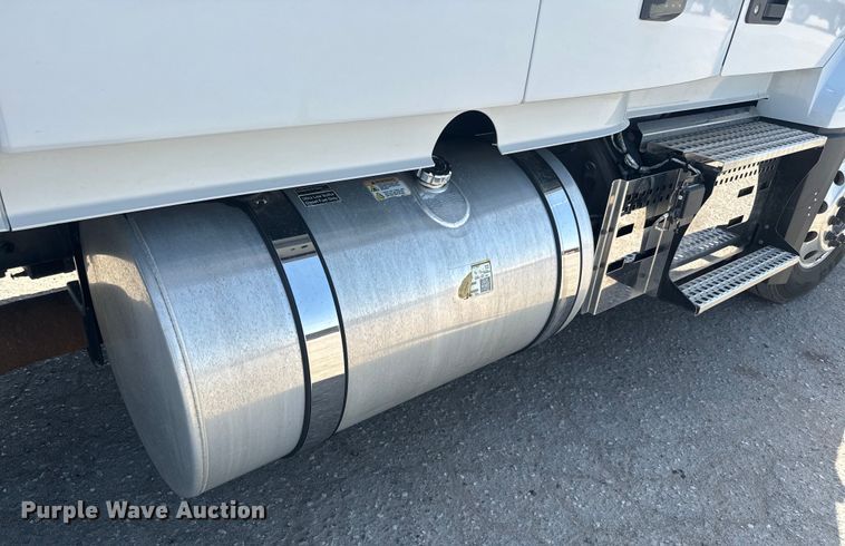 image for item EH5475 2019 Volvo VNL semi truck