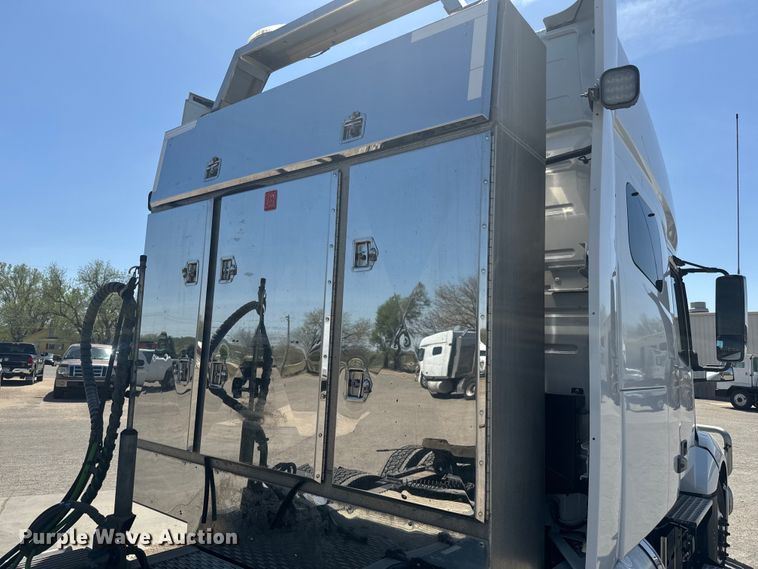 image for item EH5475 2019 Volvo VNL semi truck