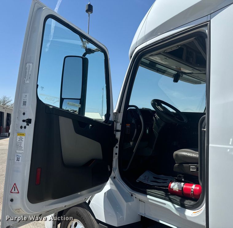 image for item EH5475 2019 Volvo VNL semi truck