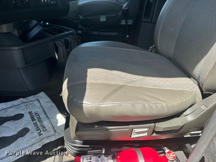 image for item EH5475 2019 Volvo VNL semi truck