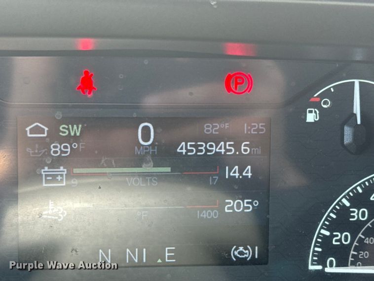 image for item EH5475 2019 Volvo VNL semi truck