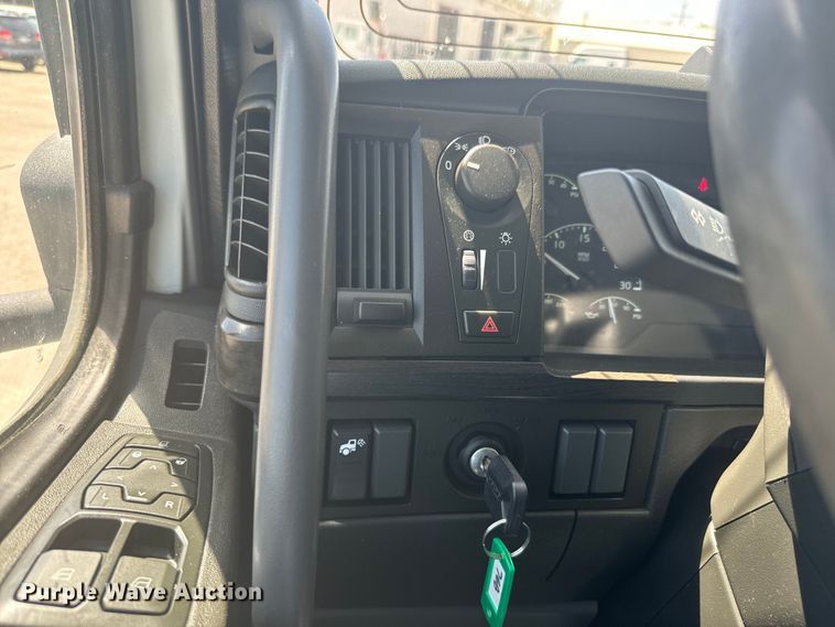 image for item EH5475 2019 Volvo VNL semi truck