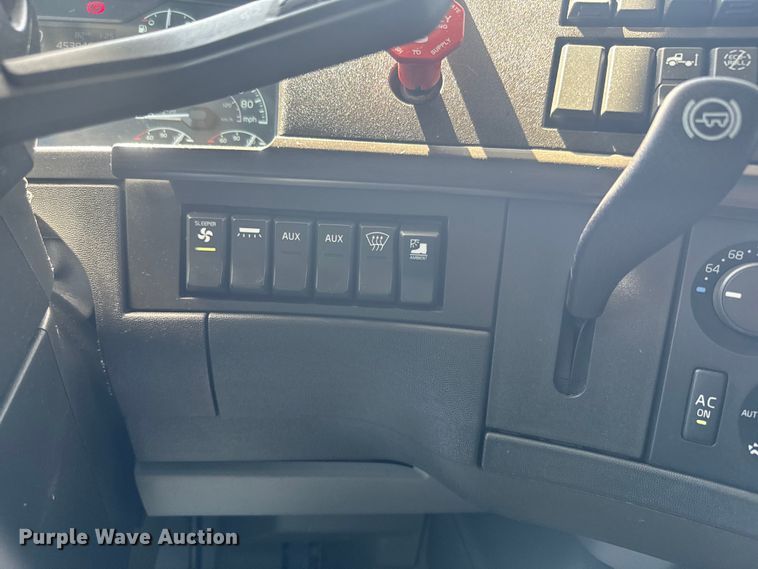 image for item EH5475 2019 Volvo VNL semi truck