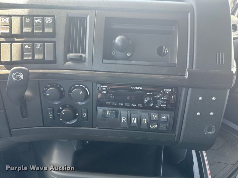 image for item EH5475 2019 Volvo VNL semi truck