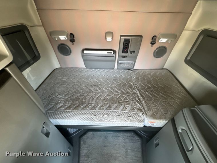 image for item EH5475 2019 Volvo VNL semi truck