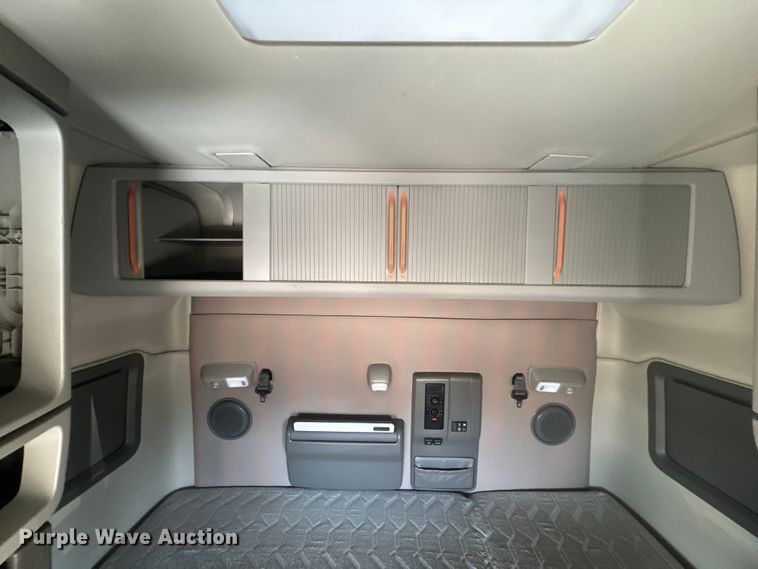 image for item EH5475 2019 Volvo VNL semi truck