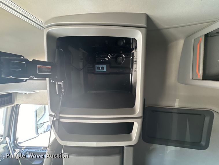 image for item EH5475 2019 Volvo VNL semi truck