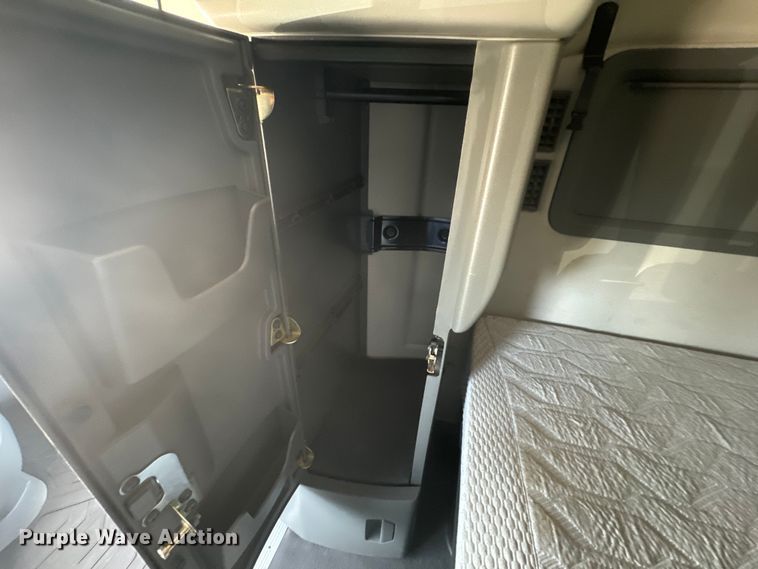 image for item EH5475 2019 Volvo VNL semi truck