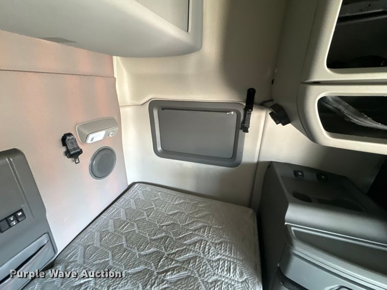 image for item EH5475 2019 Volvo VNL semi truck