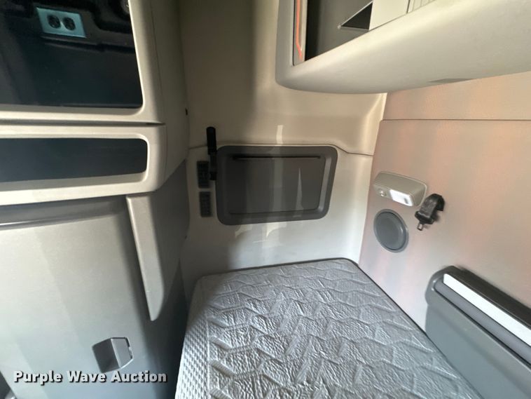 image for item EH5475 2019 Volvo VNL semi truck