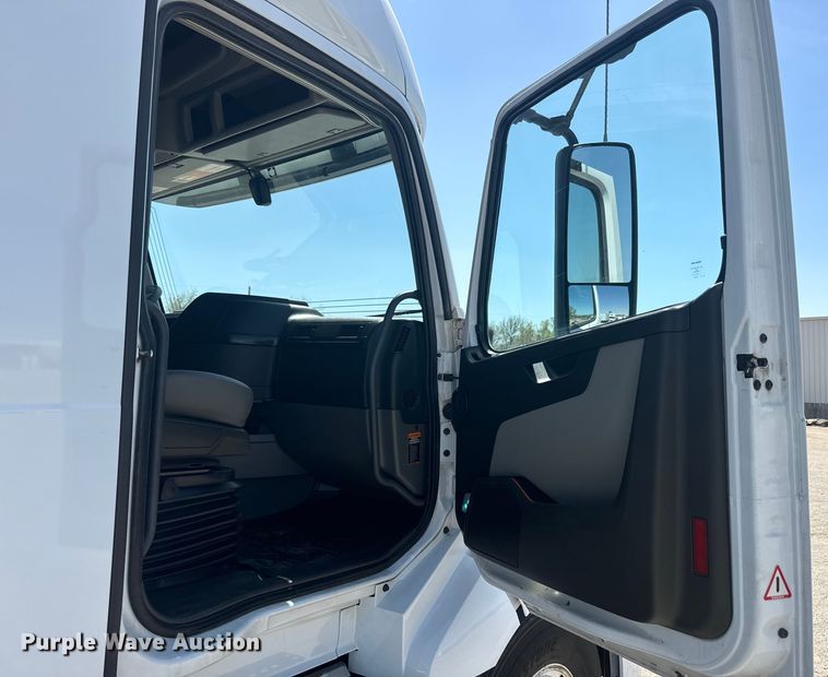 image for item EH5475 2019 Volvo VNL semi truck