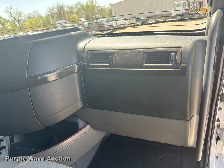 image for item EH5475 2019 Volvo VNL semi truck