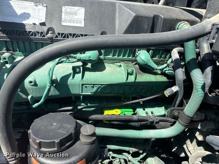 image for item EH5475 2019 Volvo VNL semi truck