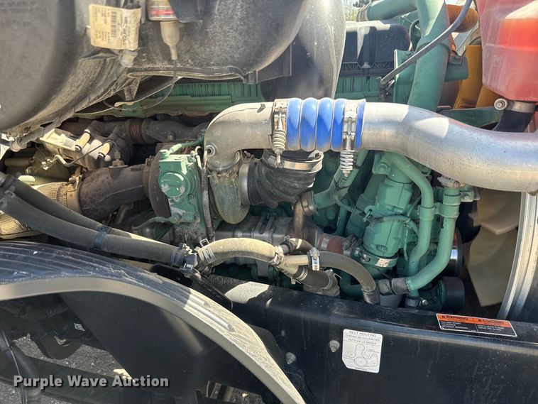 image for item EH5475 2019 Volvo VNL semi truck