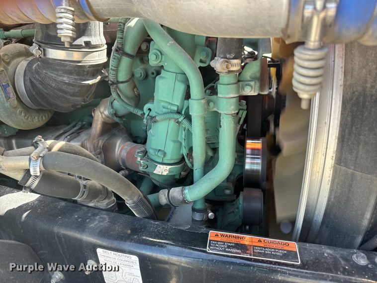 image for item EH5475 2019 Volvo VNL semi truck