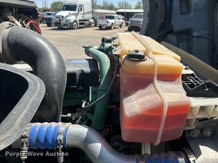 image for item EH5475 2019 Volvo VNL semi truck