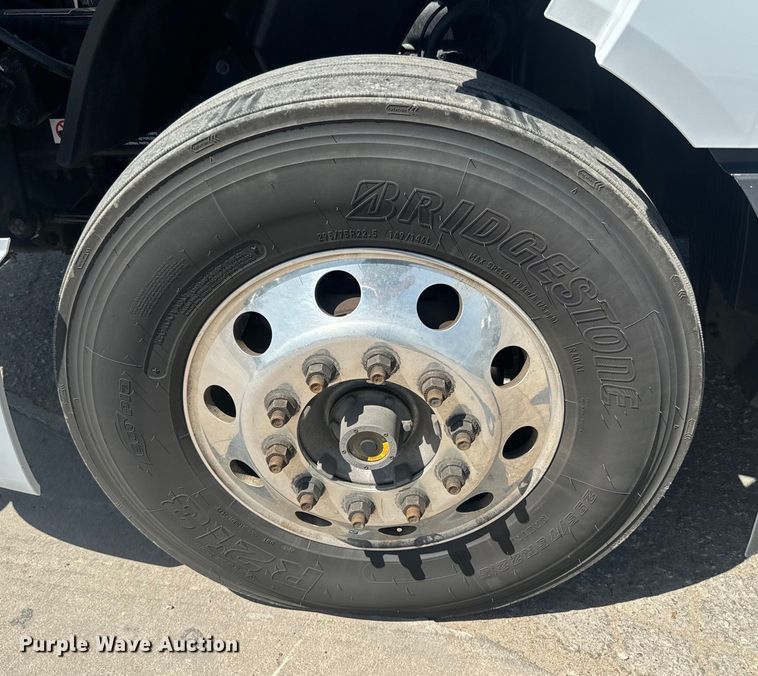 image for item EH5475 2019 Volvo VNL semi truck