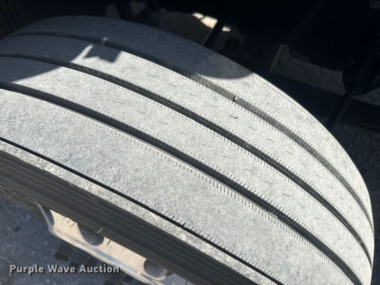 image for item EH5475 2019 Volvo VNL semi truck