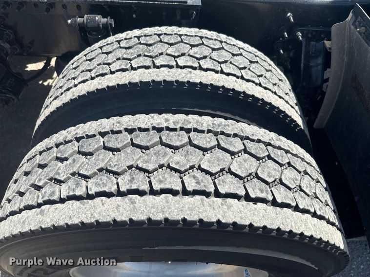 image for item EH5475 2019 Volvo VNL semi truck