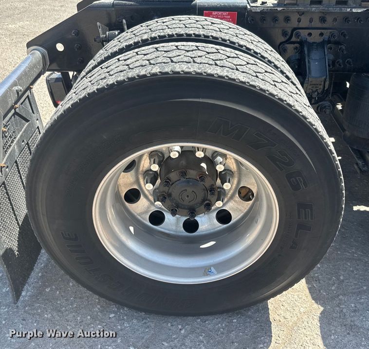 image for item EH5475 2019 Volvo VNL semi truck