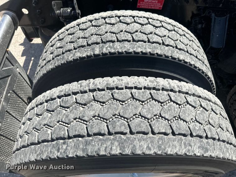 image for item EH5475 2019 Volvo VNL semi truck