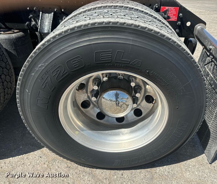 image for item EH5475 2019 Volvo VNL semi truck