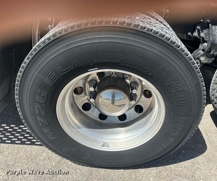 image for item EH5475 2019 Volvo VNL semi truck