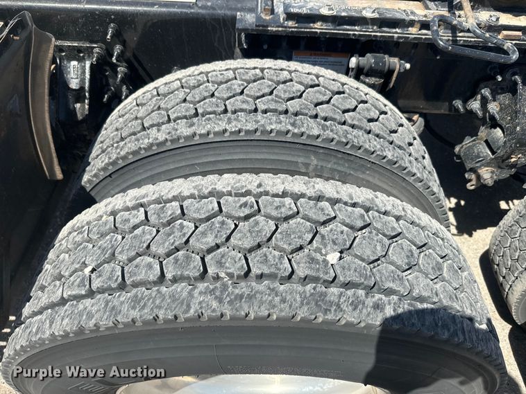 image for item EH5475 2019 Volvo VNL semi truck