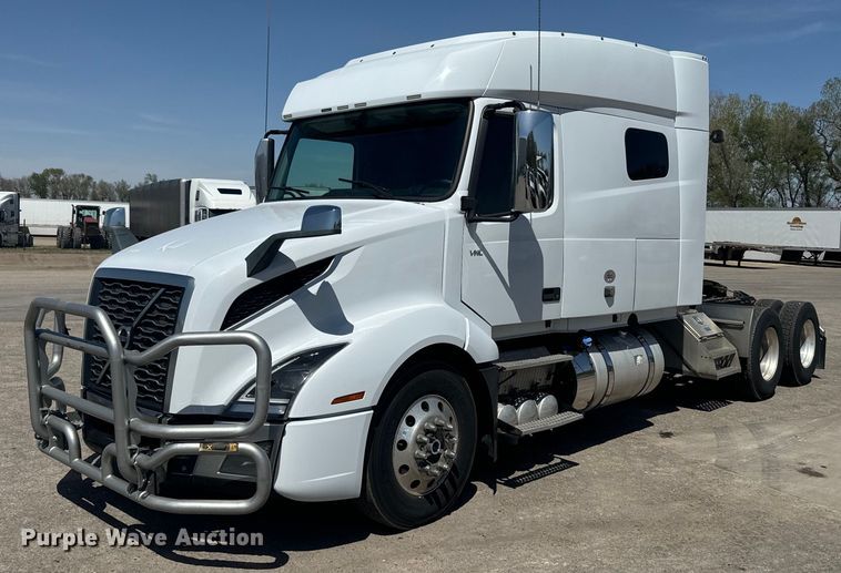 image for item EH5476 2019 Volvo VNL semi truck