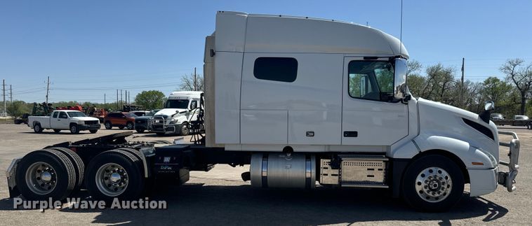 image for item EH5476 2019 Volvo VNL semi truck