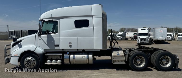image for item EH5476 2019 Volvo VNL semi truck