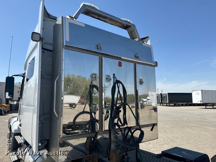 image for item EH5476 2019 Volvo VNL semi truck