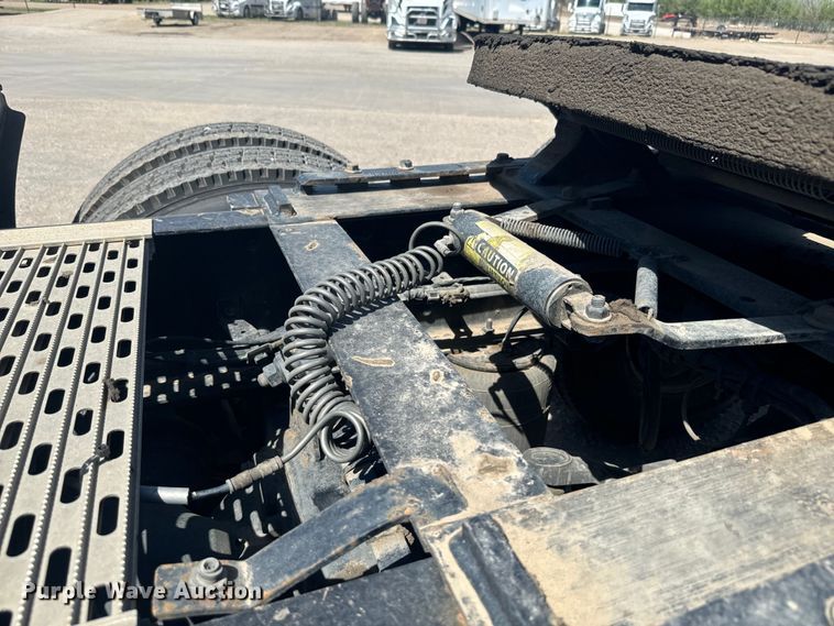 image for item EH5476 2019 Volvo VNL semi truck