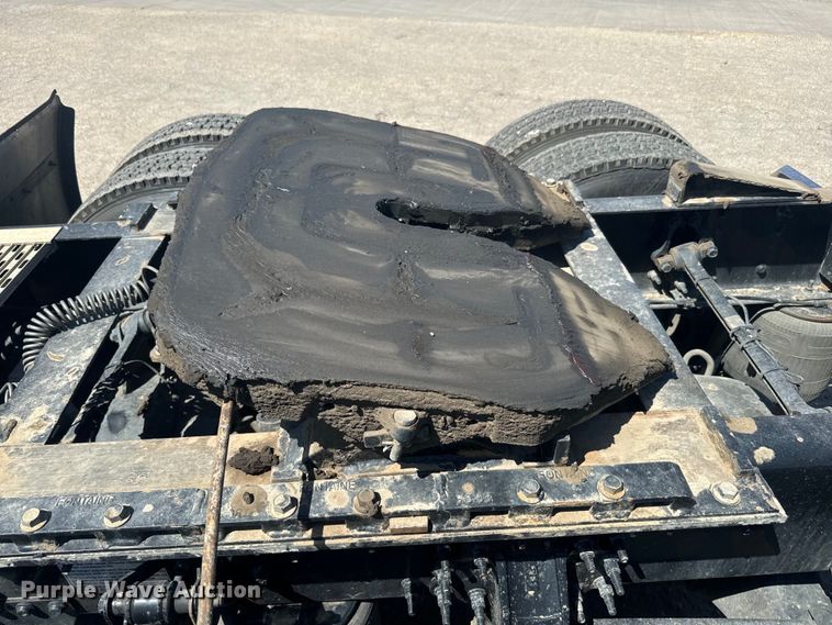 image for item EH5476 2019 Volvo VNL semi truck