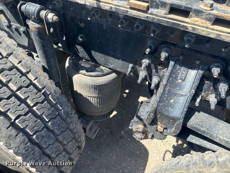 image for item EH5476 2019 Volvo VNL semi truck