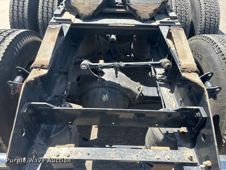 image for item EH5476 2019 Volvo VNL semi truck